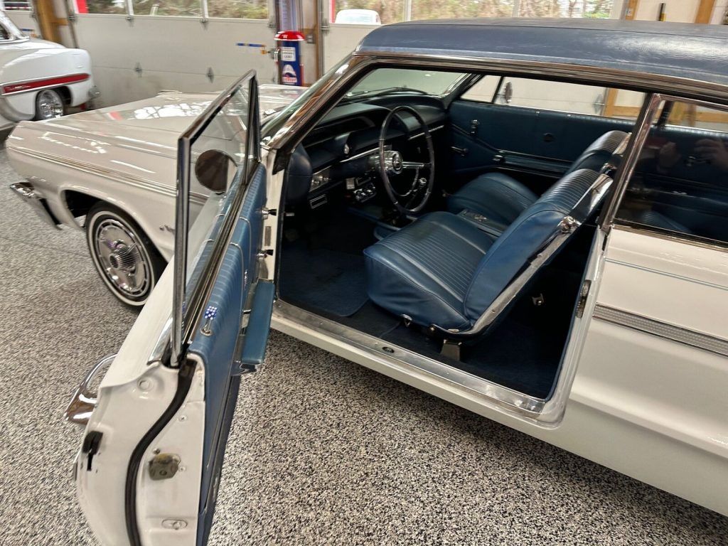 1964 Chevrolet Impala 350 V8 4-Spd AC Factory Super Sport White/blue