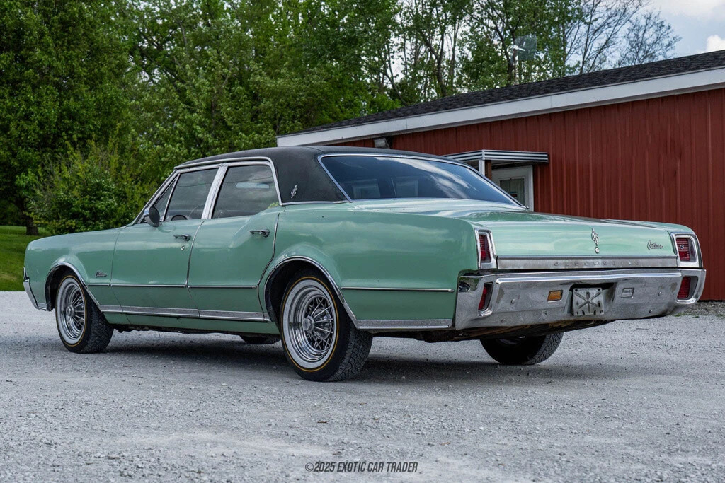 1967 Oldsmobile Cutlass Supreme Town Sedan